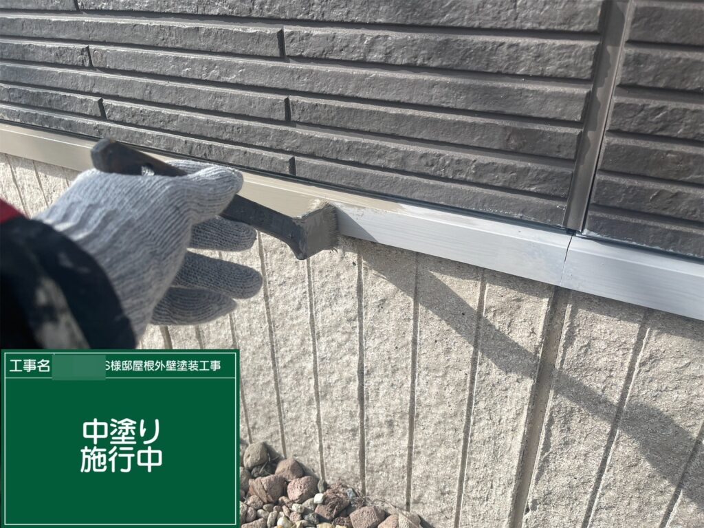 中塗りを行います。